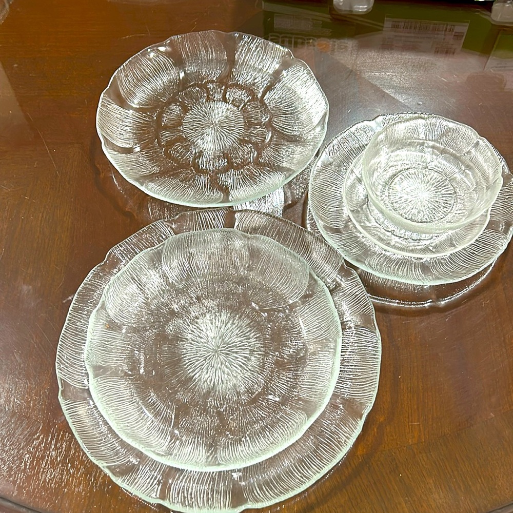 Arcoroc Glass France “Fleur.” 6 piece dinner set. 4 plates 2 bowls.